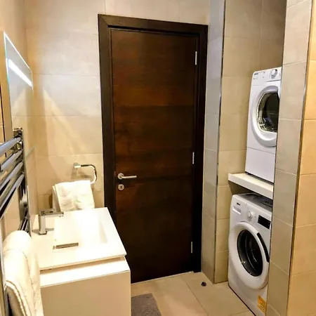 Stylish In The Prime Location 아파트